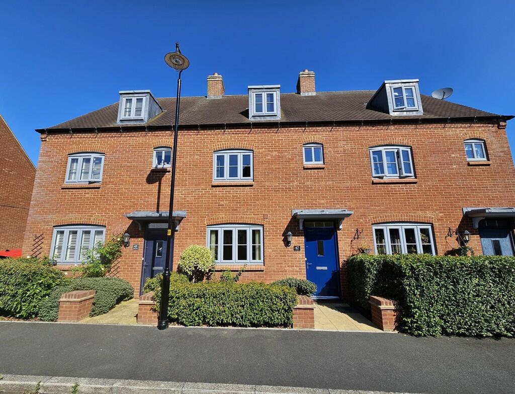3 bedroom town house for rent in Juliet Drive, Brackley, NN13