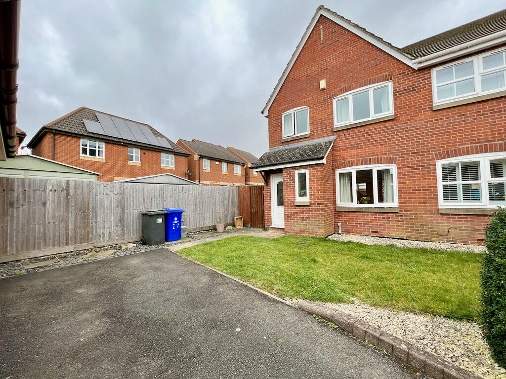 3 bedroom semidetached house for rent in Sandringham Close, Brackley, NN13