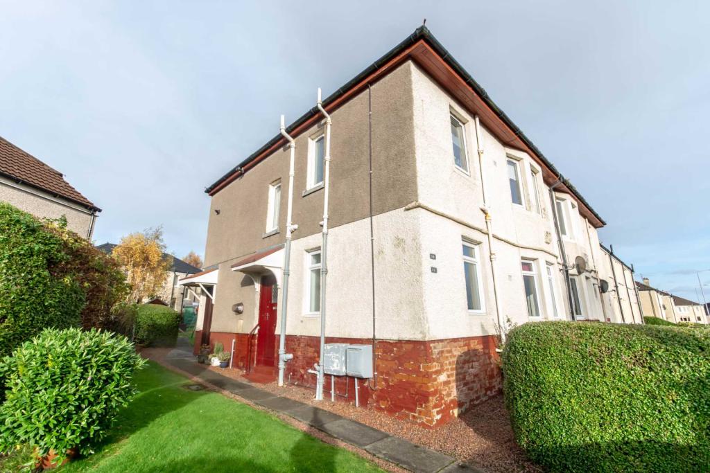 2 bedroom flat for sale in Lochfield Road, Paisley, PA2