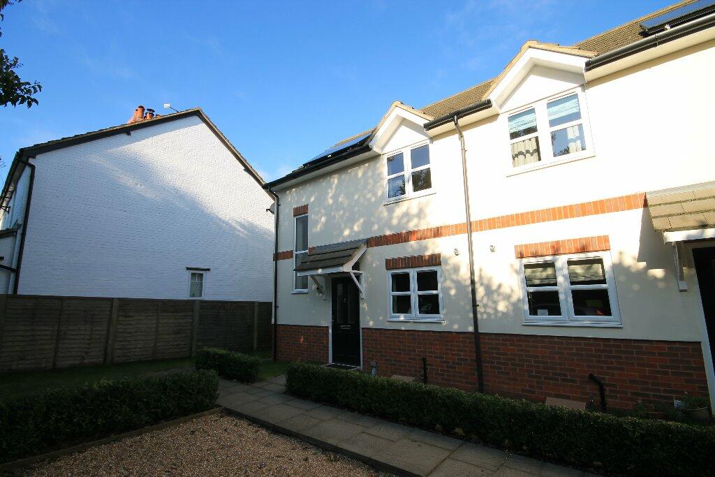 2 bedroom semidetached house for rent in Harlequin Close, Hindhead