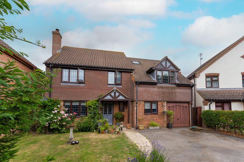6 bedroom detached house for sale in Dudley Close, NORTH MARSTON