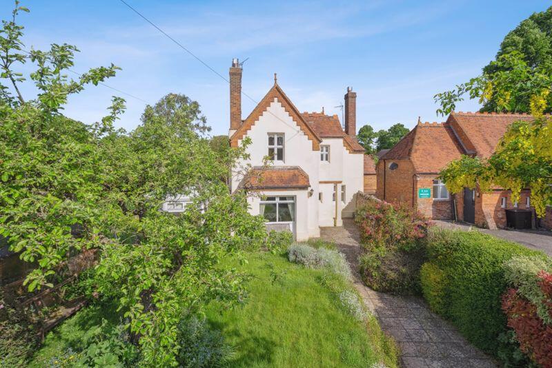 3 bedroom detached house for sale in High Street, LONG CRENDON