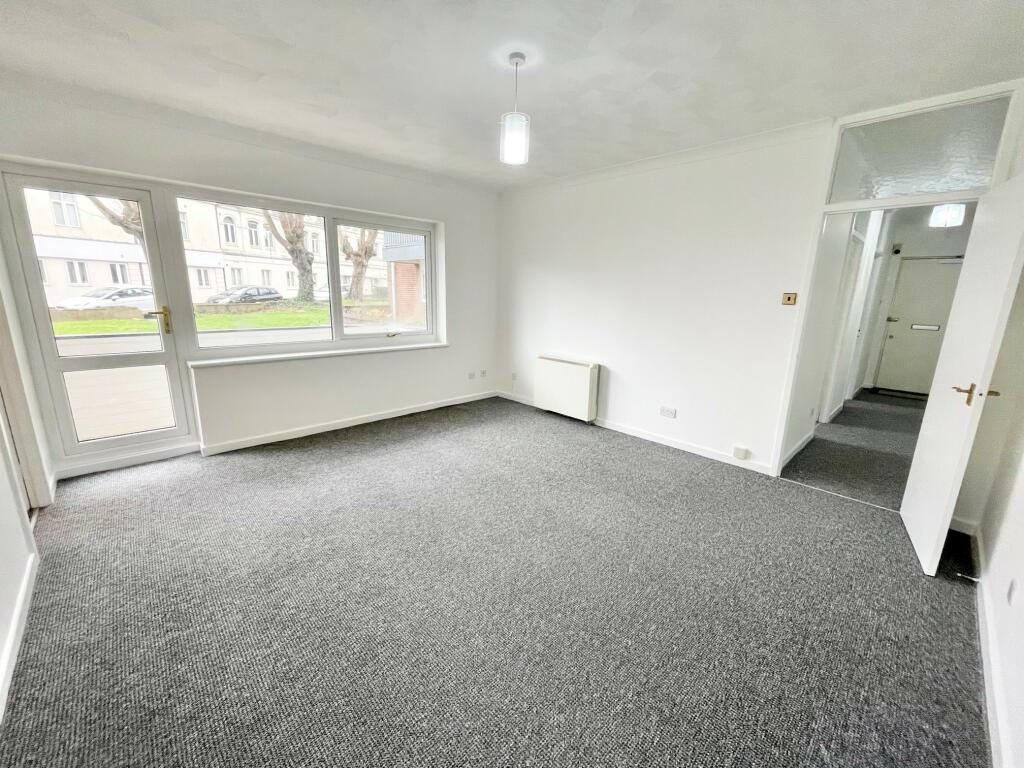 2 bedroom ground floor flat for sale in Silverdale Road, Burgess Hill, RH15