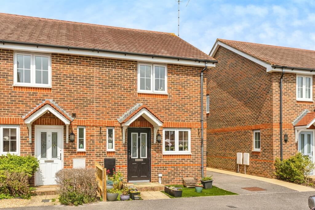 2 bedroom semidetached house for sale in Sycamore Way, Hassocks, BN6