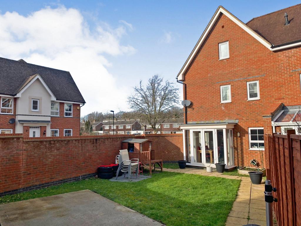 4 bedroom semidetached house for sale in Witney Road, Furnace Green