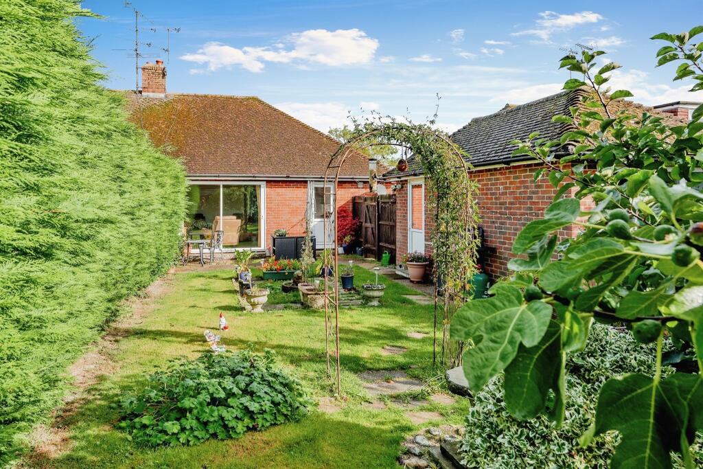 2 bedroom semidetached bungalow for sale in Cootes Avenue, Horsham, RH12