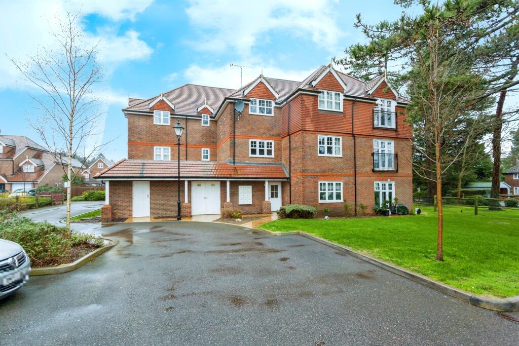 2 bedroom ground floor flat for sale in Summerwood, Ifield, Crawley, RH11