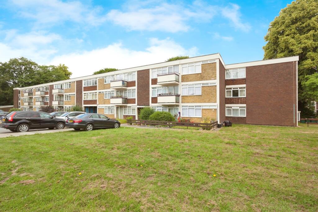 2 bedroom flat for sale in Ifield Drive, Crawley, RH11