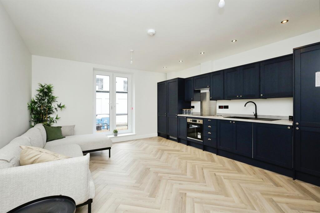2 bedroom ground floor flat for sale in Burlington Place, Eastbourne, BN21
