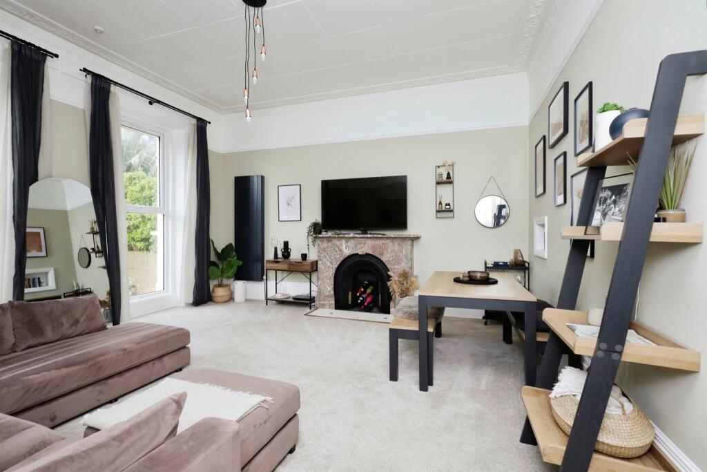 1 bedroom ground floor flat for sale in Upperton Gardens, Eastbourne, BN21