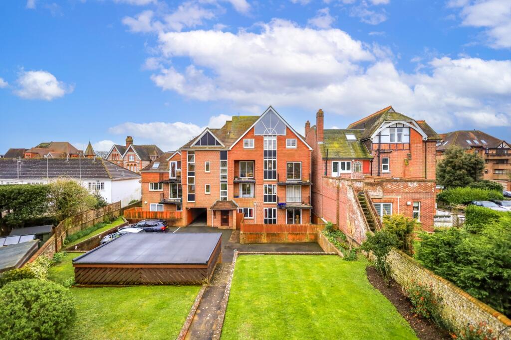 3 bedroom penthouse for sale in Meads Road, Eastbourne, BN20