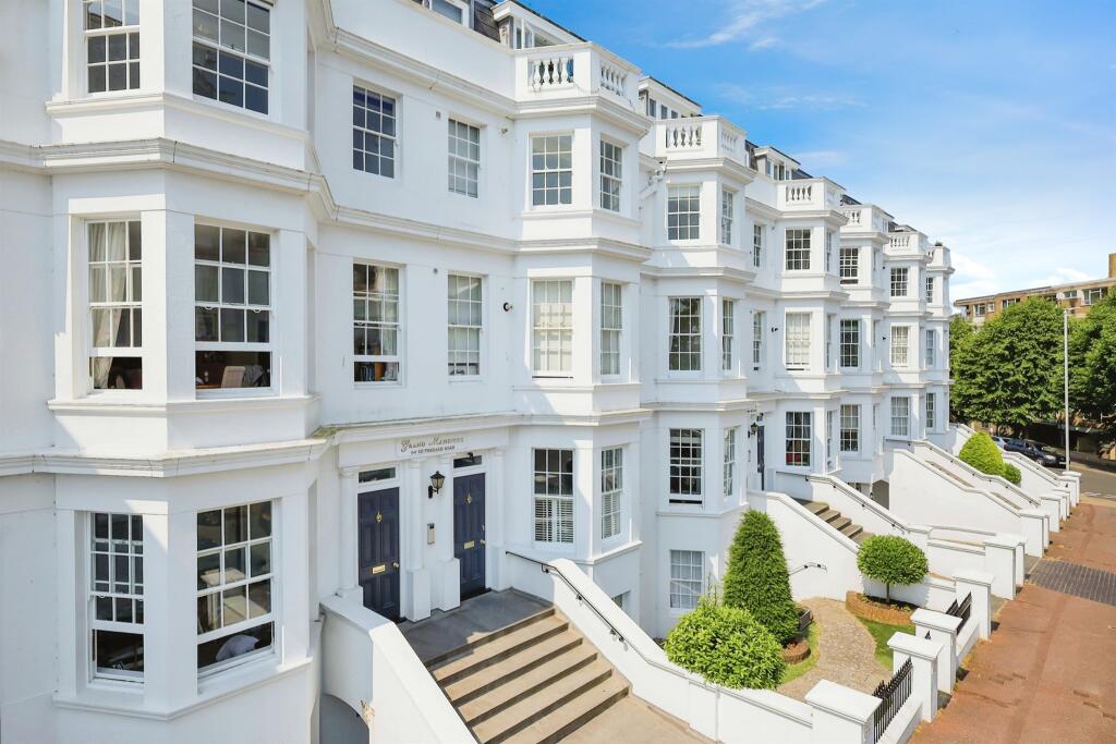 2 bedroom ground floor flat for sale in Silverdale Road, Eastbourne, BN20