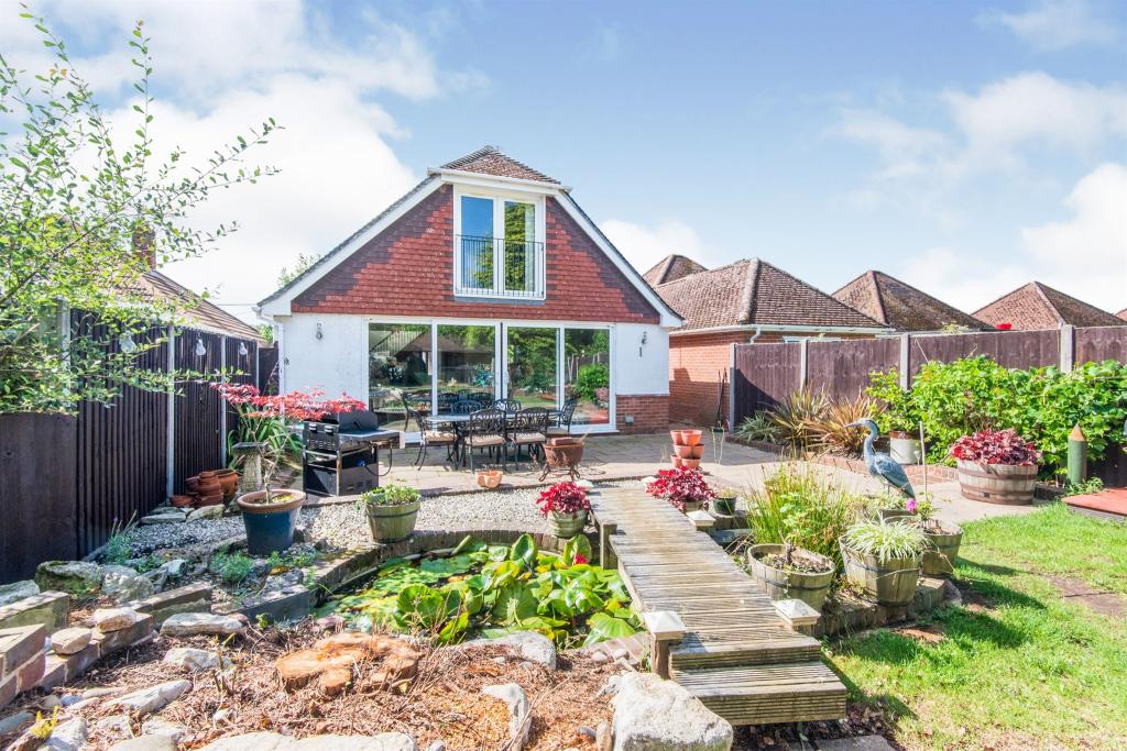 4 bedroom bungalow for sale in Oakgrove Road, Eastleigh, SO50