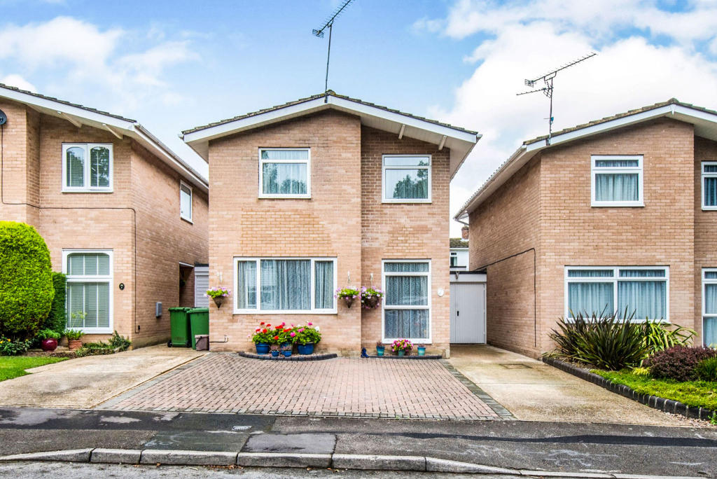 3 bedroom detached house for sale in Anfield Close, Fair Oak, Eastleigh