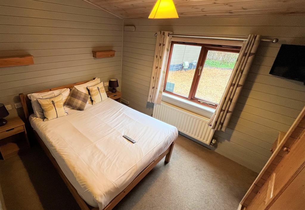 2 bedroom lodge for sale in Sandy Balls, Godshill, Fordingbridge, SP6
