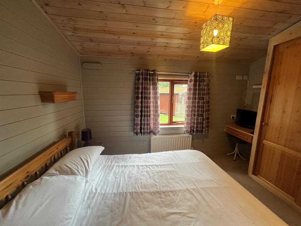 2 bedroom lodge for sale in Sandy Balls, Godshill, Fordingbridge, SP6