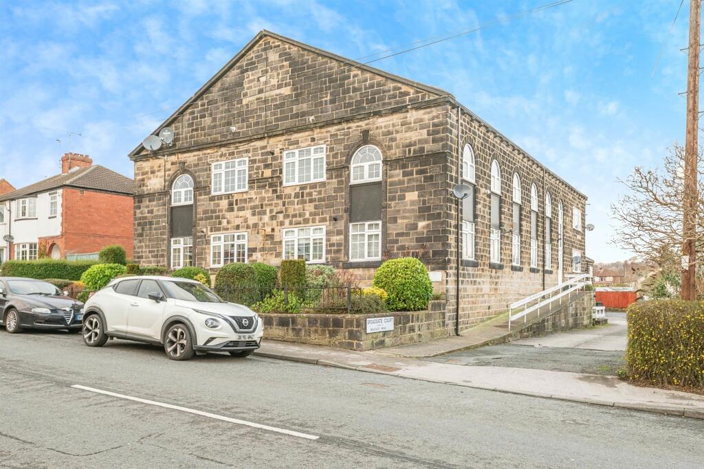 3 bedroom flat for sale in Broadgate Court, Horsforth, Leeds, LS18