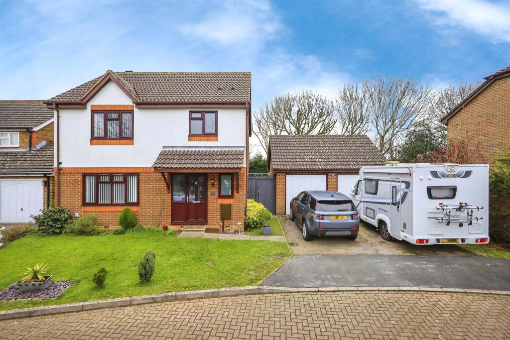 4 bedroom detached house for sale in Sunningdale Close, Hailsham, BN27