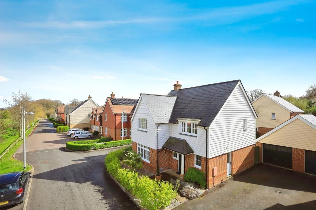 4 bedroom detached house for sale in Harold Avenue, Hailsham, BN27