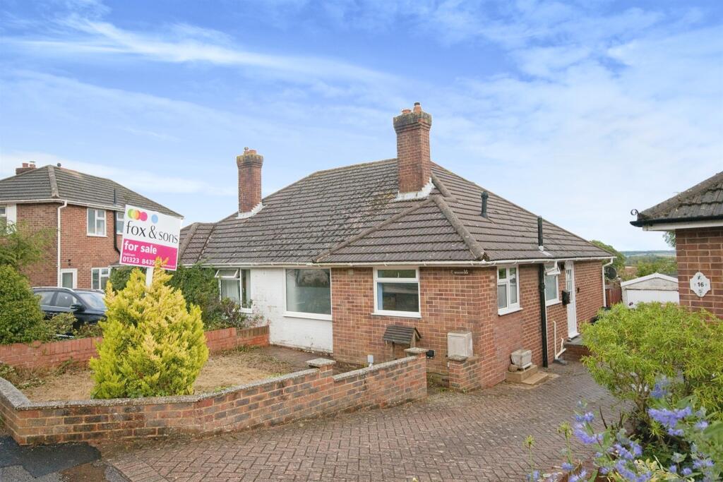 2 bedroom bungalow for sale in Battle Crescent, Hailsham, BN27