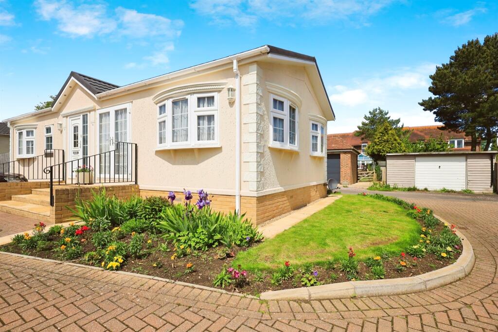 2 bedroom detached bungalow for sale in New Road, Hellingly, Hailsham, BN27