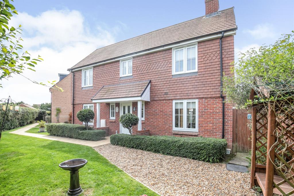 4 bedroom detached house for sale in Hedley Way, Hailsham, BN27