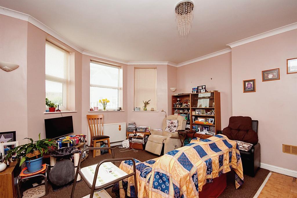 2 bedroom flat for sale in Ashburnham Road, Hastings, TN35