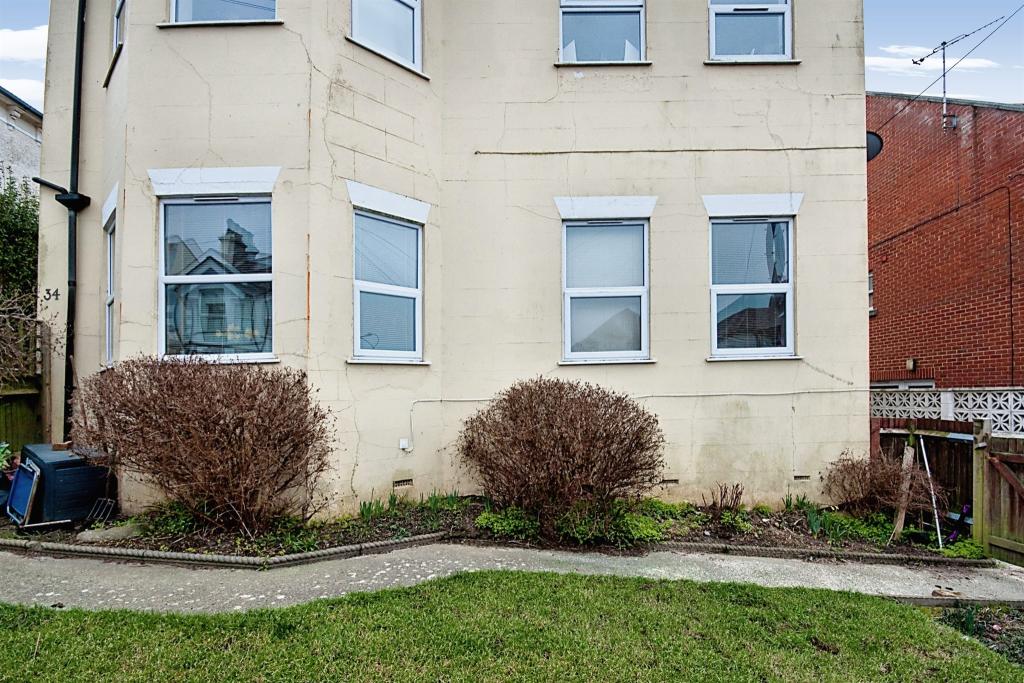 2 bedroom flat for sale in Ashburnham Road, Hastings, TN35