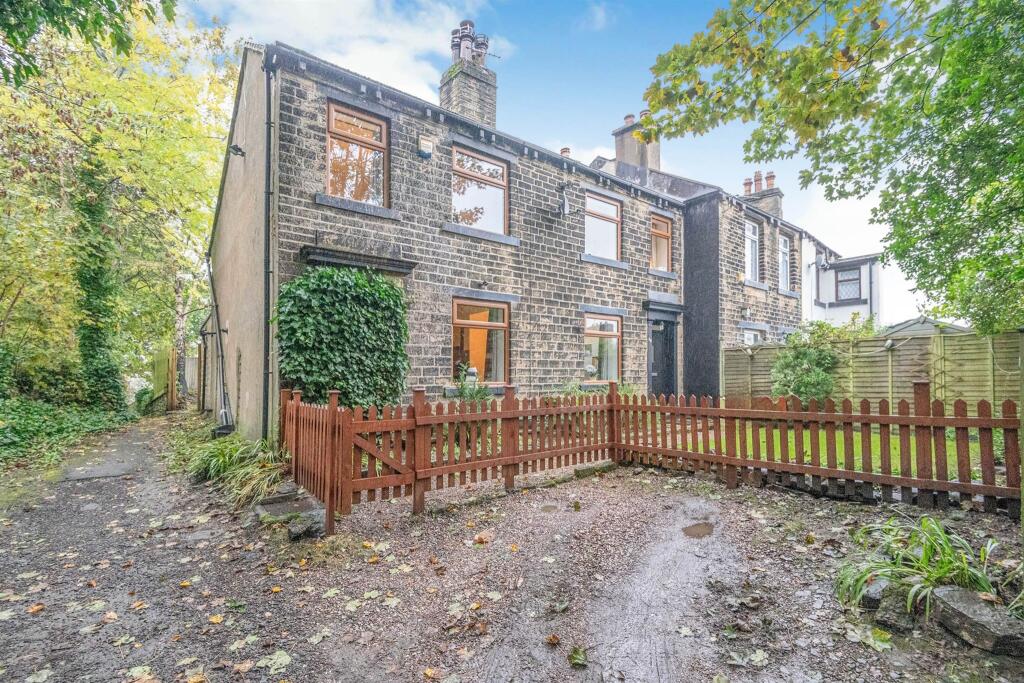 4 bedroom semidetached house for sale in Hanson Lane, Lockwood