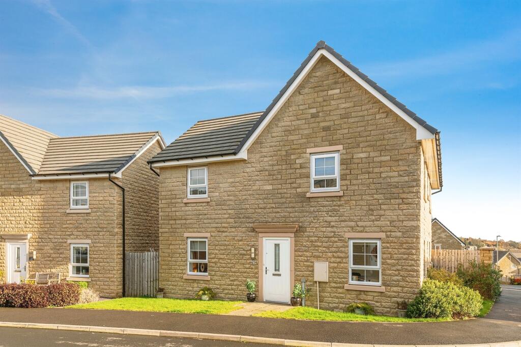 5 bedroom detached house for sale in Weavers Avenue, Golcar