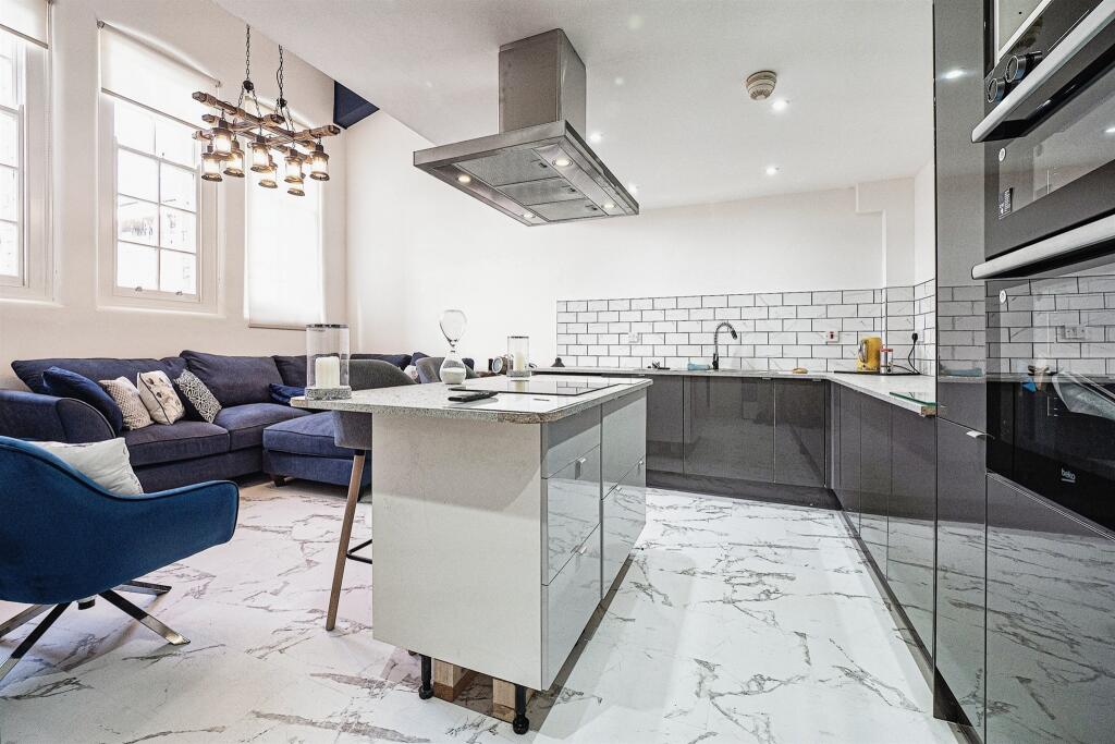 2 bedroom apartment for sale in Lowgate, Hull, HU1