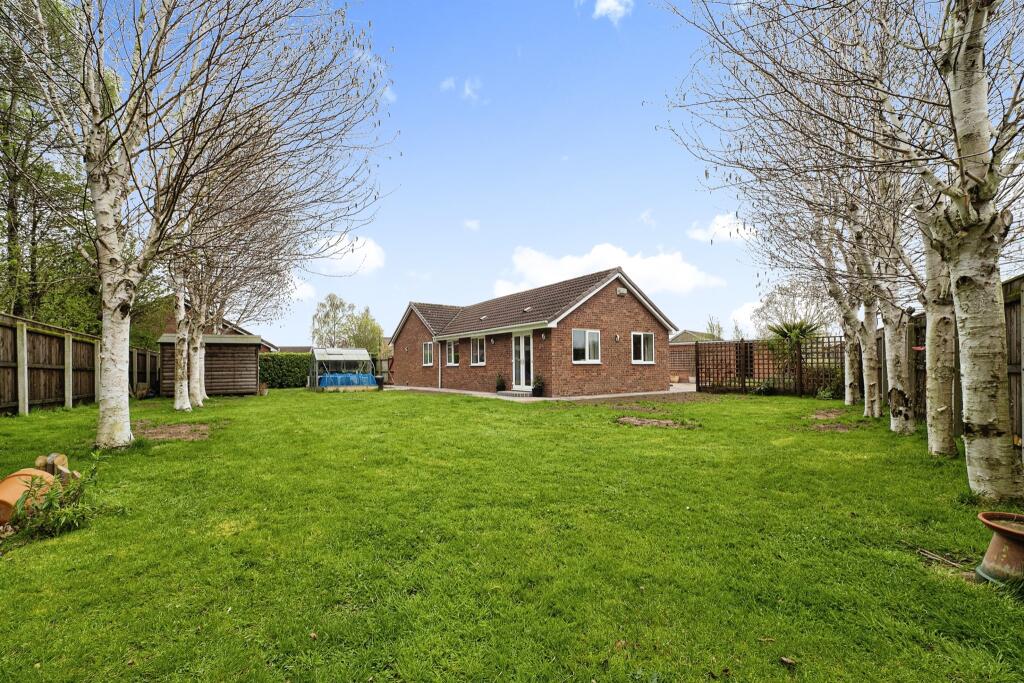 4 bedroom detached bungalow for sale in Oxenhope Road, Hull, HU6