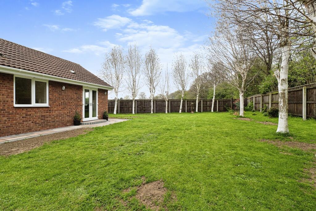 4 bedroom detached bungalow for sale in Oxenhope Road, Hull, HU6