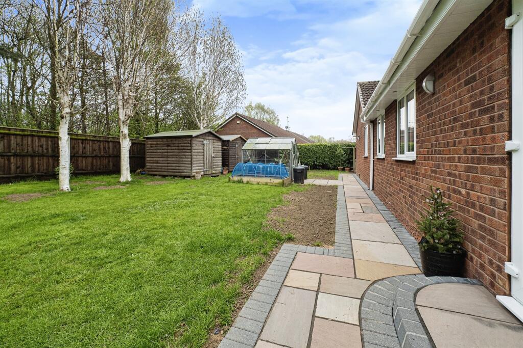 4 bedroom detached bungalow for sale in Oxenhope Road, Hull, HU6