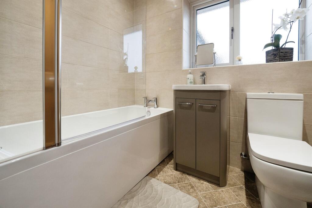 4 bedroom detached bungalow for sale in Oxenhope Road, Hull, HU6