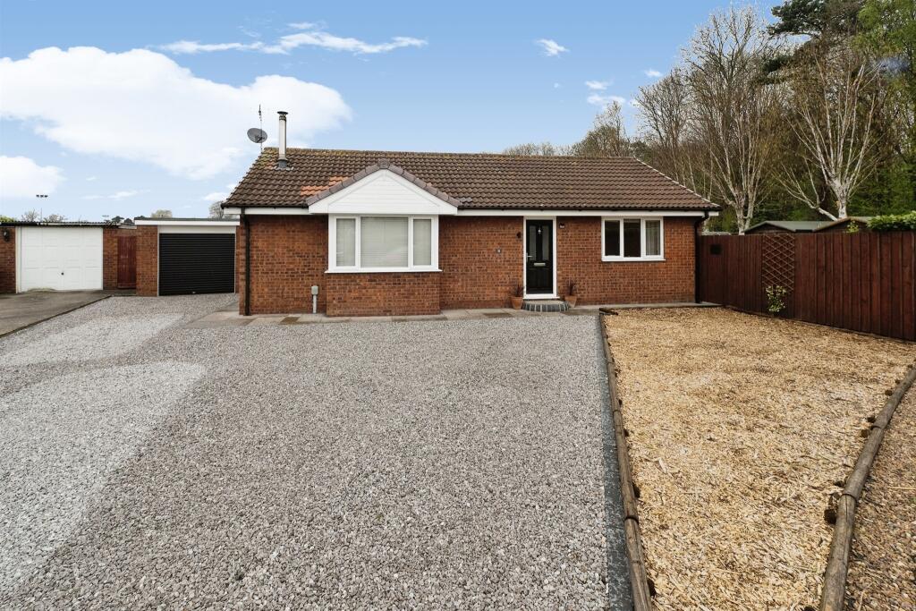 4 bedroom detached bungalow for sale in Oxenhope Road, Hull, HU6