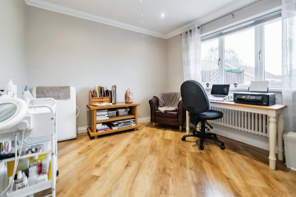 4 bedroom detached bungalow for sale in Oxenhope Road, Hull, HU6