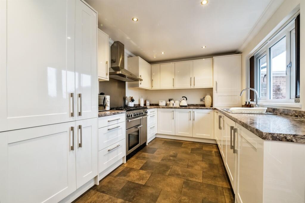 4 bedroom detached bungalow for sale in Oxenhope Road, Hull, HU6