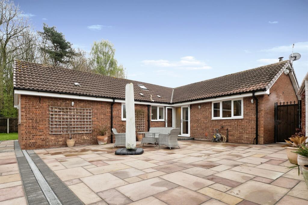 4 bedroom detached bungalow for sale in Oxenhope Road, Hull, HU6