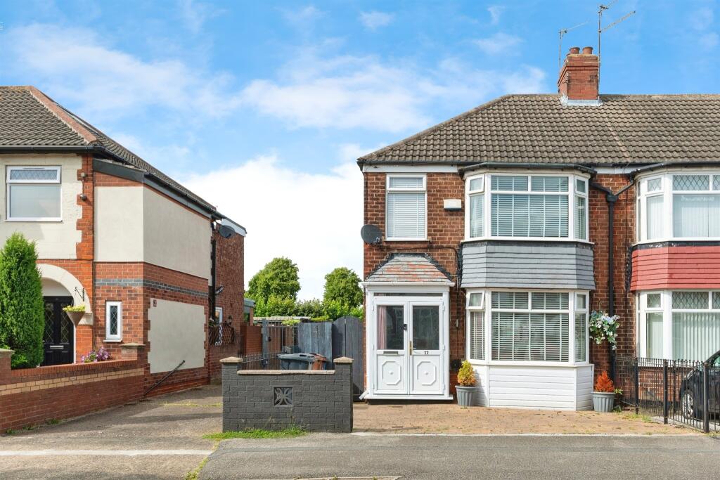3 bedroom end of terrace house for sale in Welwyn Park Road, Hull, HU6
