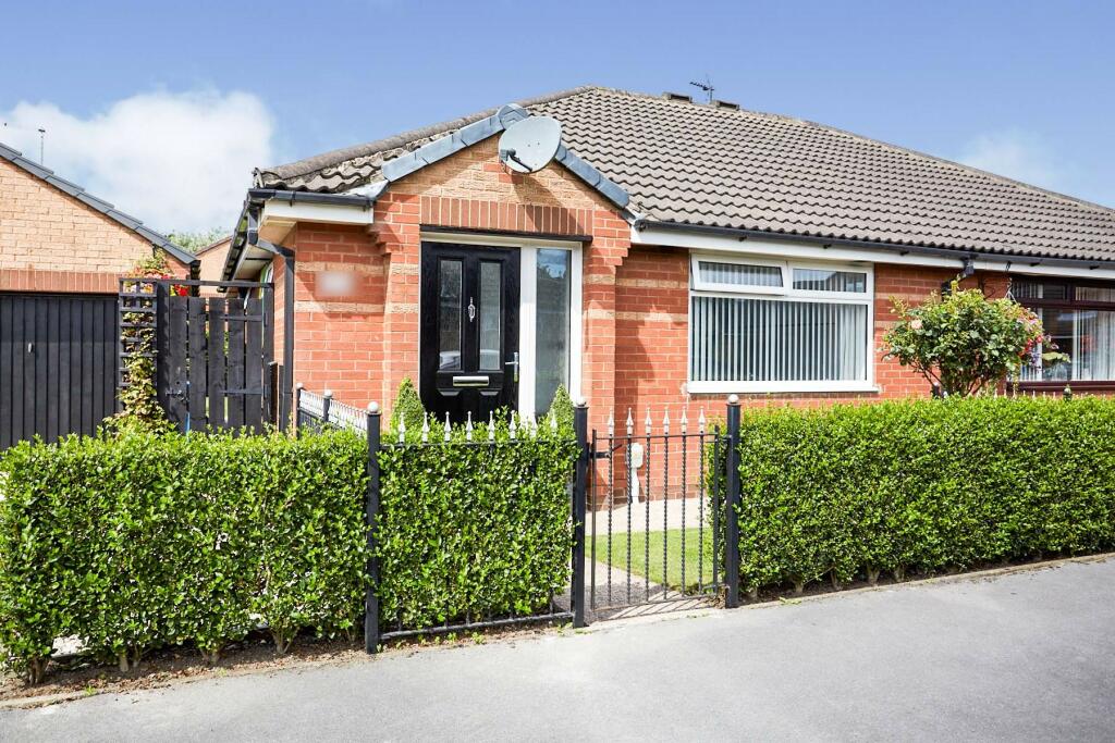 2 bedroom semi-detached bungalow for sale in Dunscombe Park, Hull, HU8