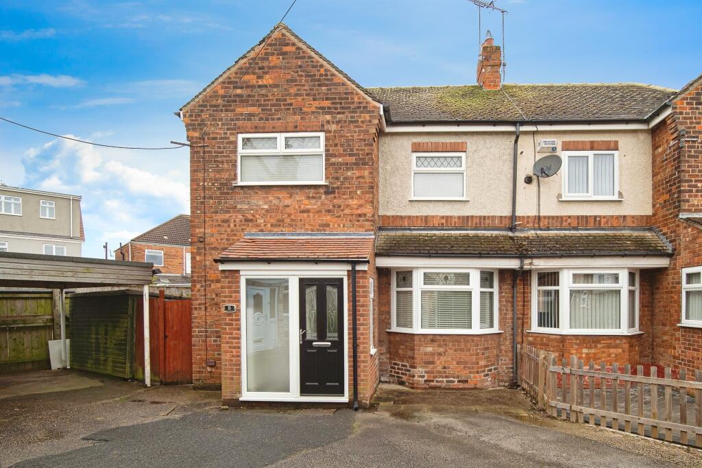 3 bedroom semi-detached house for sale in Spring Gardens, Hull, HU8
