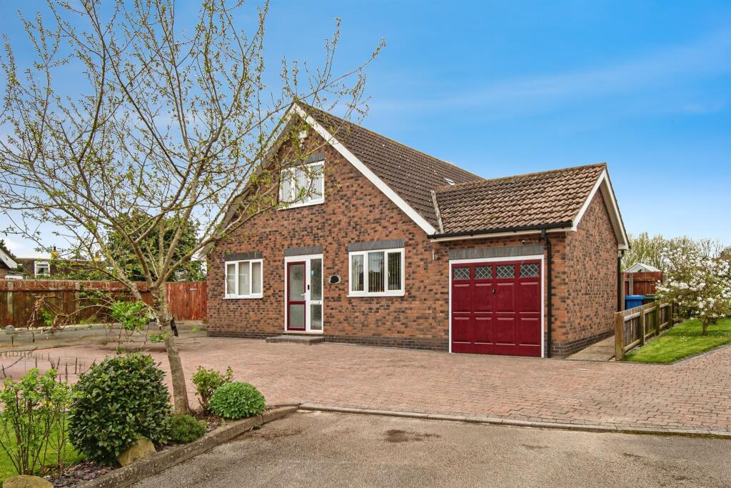 4 bedroom bungalow for sale in The Green, Old Ellerby, Hull, HU11