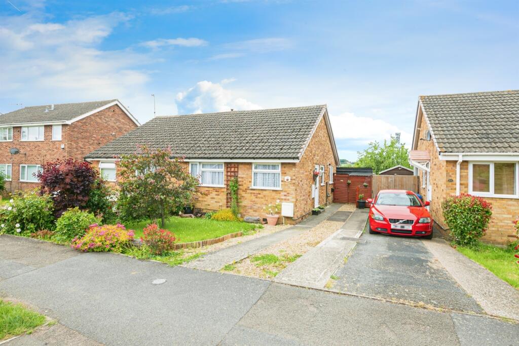 2 bedroom semidetached bungalow for sale in Drive, Kettering, NN15