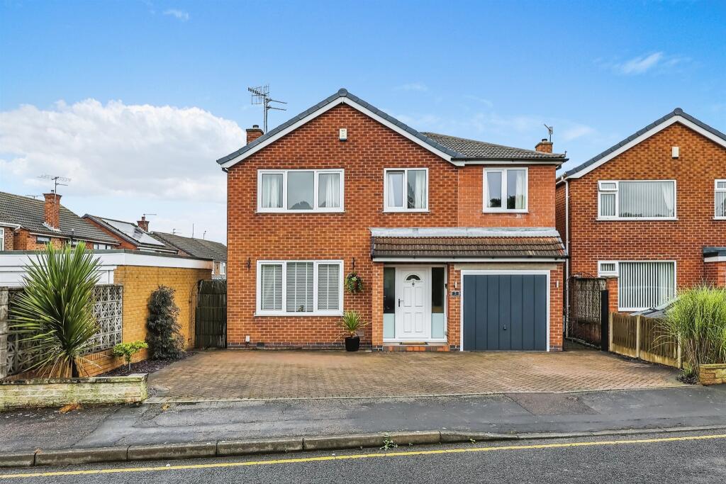 4 bedroom detached house for sale in Assarts Road, Nuthall, Nottingham