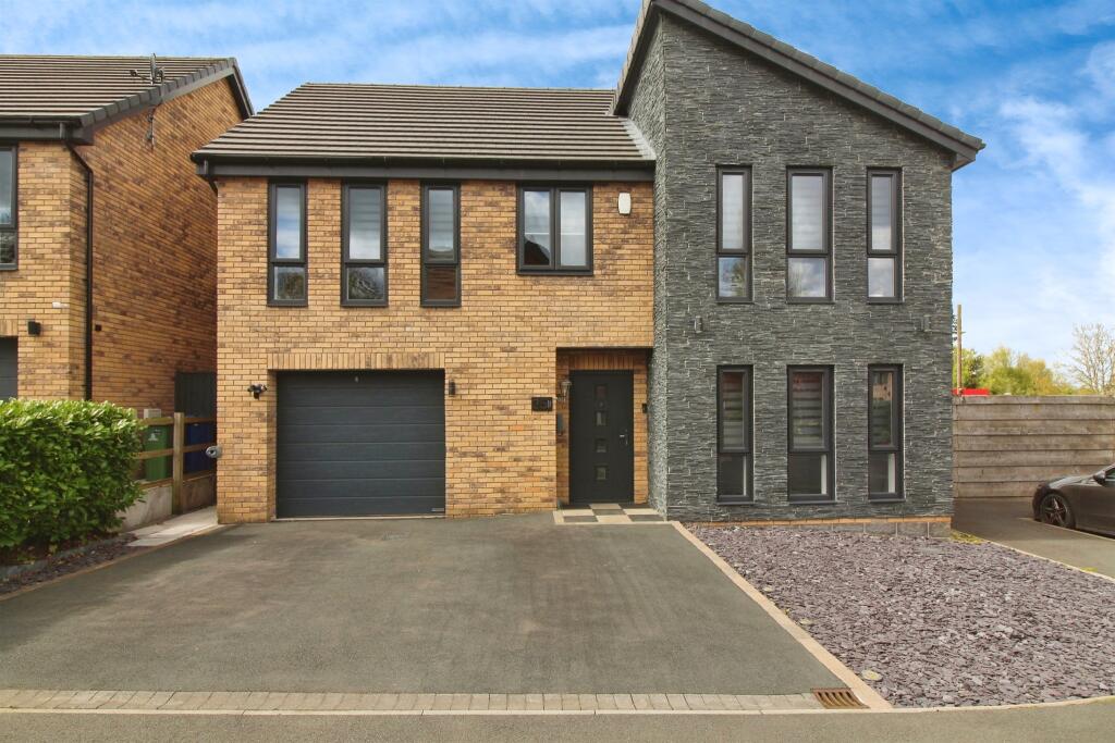 4 bedroom detached house for sale in Rockcliffe Grange, Mansfield, NG18