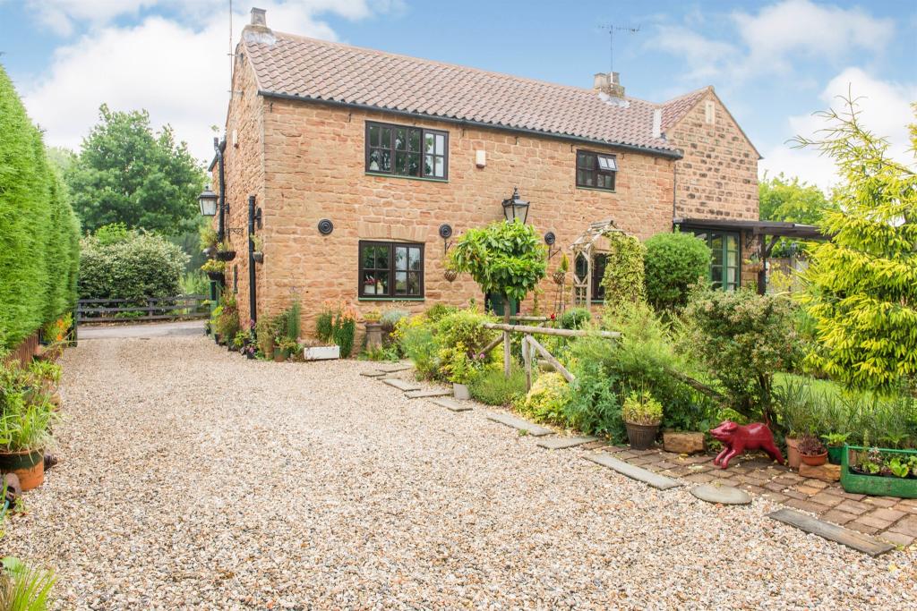 4 bedroom character property for sale in Watnall Road, Hucknall