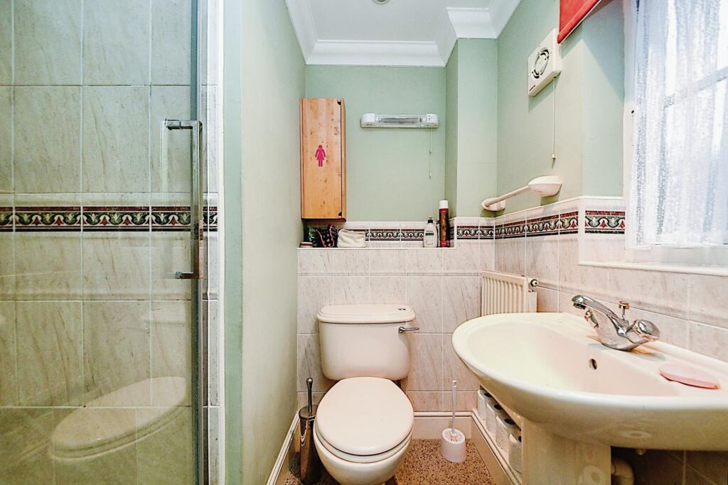 5 bedroom detached house for sale in Blackthorn Road, South Wootton