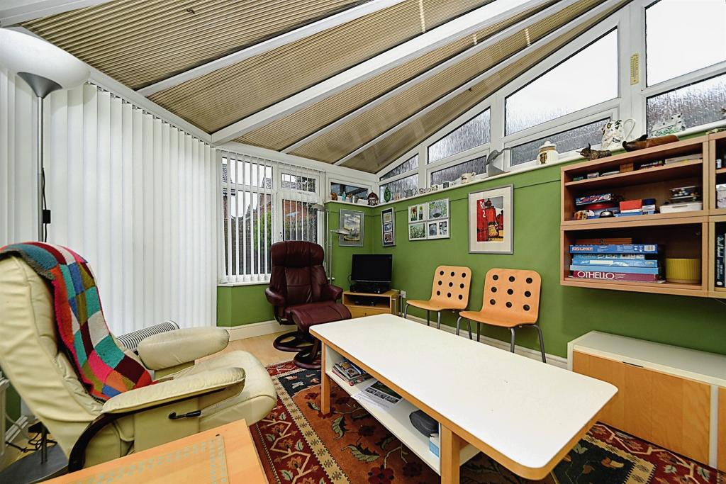 5 bedroom detached house for sale in Blackthorn Road, South Wootton