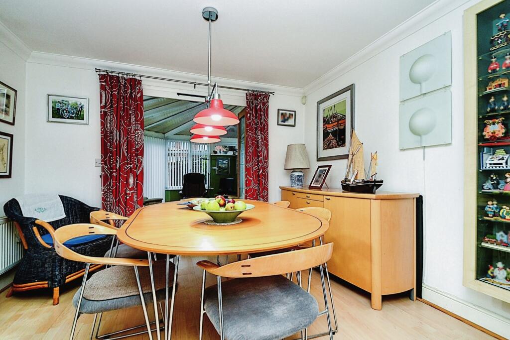 5 bedroom detached house for sale in Blackthorn Road, South Wootton